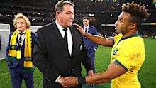 Steve Hansen and Will Genia chat at Optus Stadium.