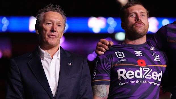 Craig Bellamy (sol) ve Cameron Munster, 2024 Anzac Günü'nde milli marşı söylerken.