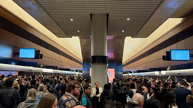 Crowds turned to the Metro line instead of the heavily delayed trains.