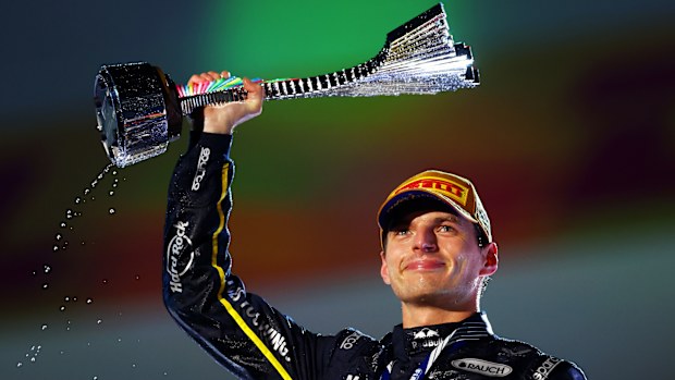 LAS VEGAS, NEVADA – 22 DE NOVIEMBRE: El ganador de la carrera Max Verstappen de Holanda y Oracle Red Bull Racing levanta su trofeo en el podio durante el Gran Premio de F1 de Las Vegas en el Circuito del Strip de Las Vegas el 22 de noviembre de 2025 en Las Vegas, Nevada. (Foto de Clive Rose/Getty Images)