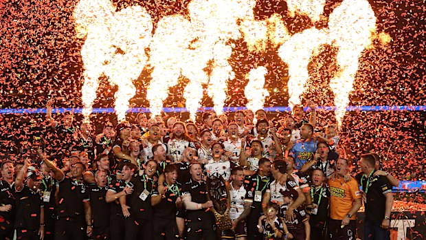 Adam Reynolds y Billy Walters de los Broncos sostienen el Trofeo Provan-Summons mientras el equipo celebra después de ganar el partido de la Gran Final de la NRL entre Melbourne Storm y Brisbane Broncos en el estadio Accor el 5 de octubre de 2025 en Sydney, Australia.