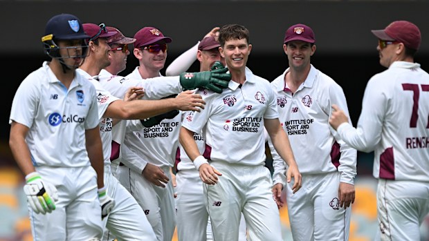 Hayden Kerr del Queensland celebra la presa del wicket di Sam Konstas del Nuovo Galles del Sud.