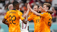 AL KHOR, QATAR - NOVEMBER 29: Frenkie de Jong of Netherlands celebrates after scoring his team's second goal with teammates during the FIFA World Cup Qatar 2022 Group A match between Netherlands and Qatar at Al Bayt Stadium on November 29, 2022 in Al Khor, Qatar. (Photo by Manuel Reino Berengui/DeFodi Images via Getty Images)