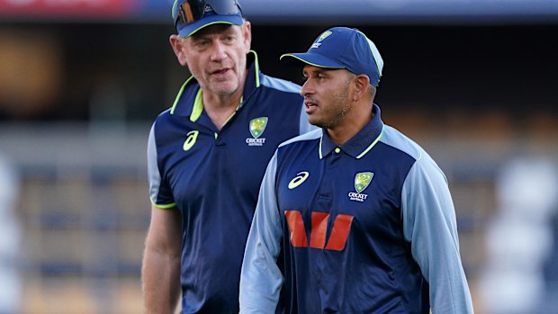 Usman Khawaja (derecha) de Australia habla con el entrenador australiano Andrew McDonald (izquierda) durante una sesión de Nets en Gabba, Brisbane, Australia. Fecha de la foto: martes 2 de diciembre de 2025. (Foto de Robbie Stephenson/PA Images a través de Getty Images)
