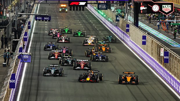 Suudi Arabistan Grand Prix'inde yarışan F1 araçları