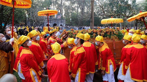 Pallbearers lift up the coffin of Vietnamese renowned monk Thich Nhat Hanh.