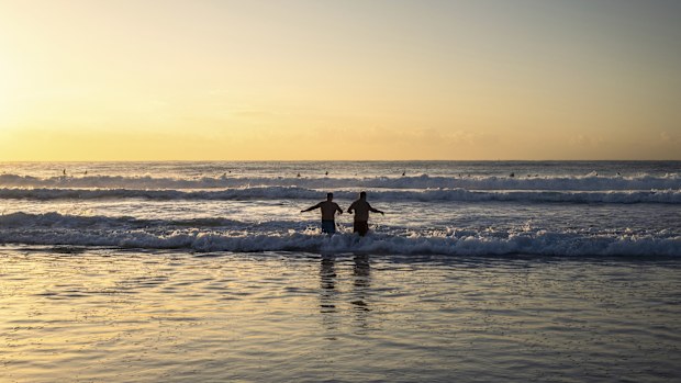 End of daylight saving, dawn, Maroubra Beach.