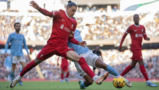 Darwin Nunez of Liverpool and Nathan Ake of Manchester City in action during the Premier League match between Manchester City and Liverpool FC at Etihad Stadium on November 25, 2023 in Manchester, England. (Photo by Visionhaus/Getty Images)