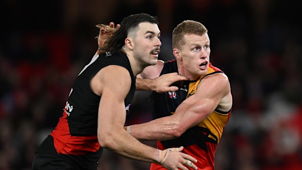 Essendon'dan Sam Draper ve Crows'tan Reilly O'Brien.