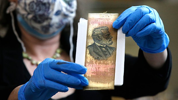 A ribbon with the likeness of Robert E. Lee, was also found inside the box. 