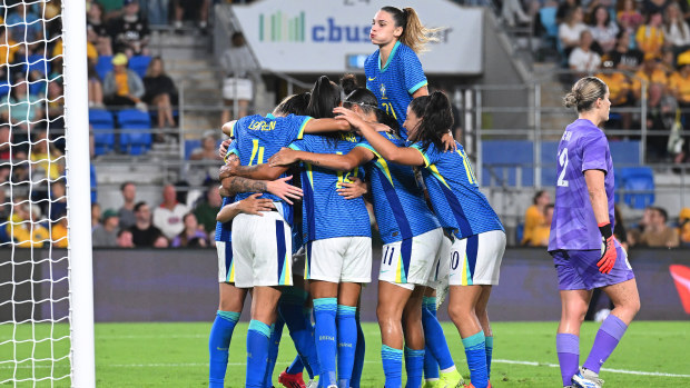 Lauren de Brasil celebra con sus compañeras tras anotar el segundo gol de su equipo contra Australia.