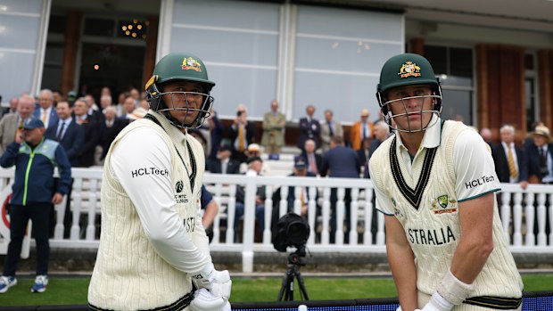 LONDRES, INGLATERRA - 11 DE JUNHO: Marnus Labuschagne e Usman Khawaja da Austrália saem para rebater durante o primeiro dia da final do ICC World Test Championship 2025 entre a África do Sul e a Austrália em 11 de junho de 2025 no Lord's Cricket Ground em Londres, Inglaterra. (Foto de Alex Davidson-ICC/ICC Getty Images)