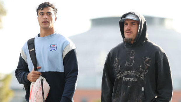 Joseph-Aukuso Suaalii y Angus Crichton caminan hasta el hotel del equipo en el Parque Olímpico de Sydney.