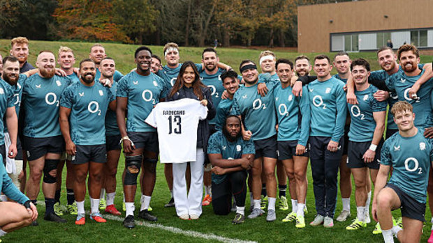 La tenista británica Emma Raducanu recibe una camiseta de rugby de Inglaterra.