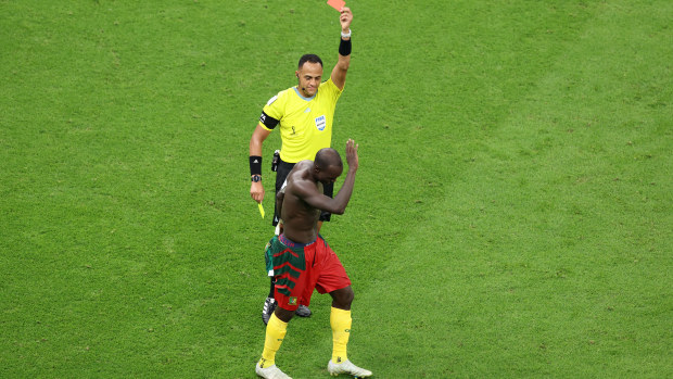 Referee Ismail Elfath shows a red card to Vincent Aboubakar of Cameroon after they scored their sides first goal during the FIFA World Cup Qatar 2022 Group G match between Cameroon and Brazil at Lusail Stadium on December 02, 2022 in Lusail City, Qatar. (Photo by Tim Nwachukwu/Getty Images)