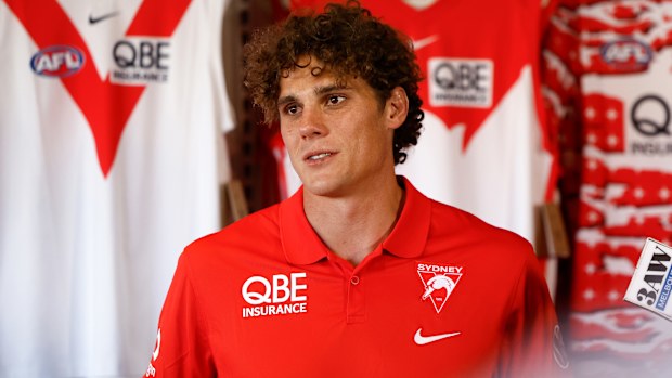 Charlie Curnow con un polo de los Swans.