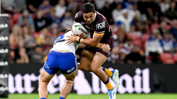 Bronco Te Maire Martin takes on the Bulldogs' defence.