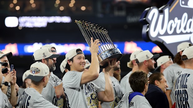 Shohei Ohtani de Los Angeles Dodgers gana el trofeo de la Serie Mundial.