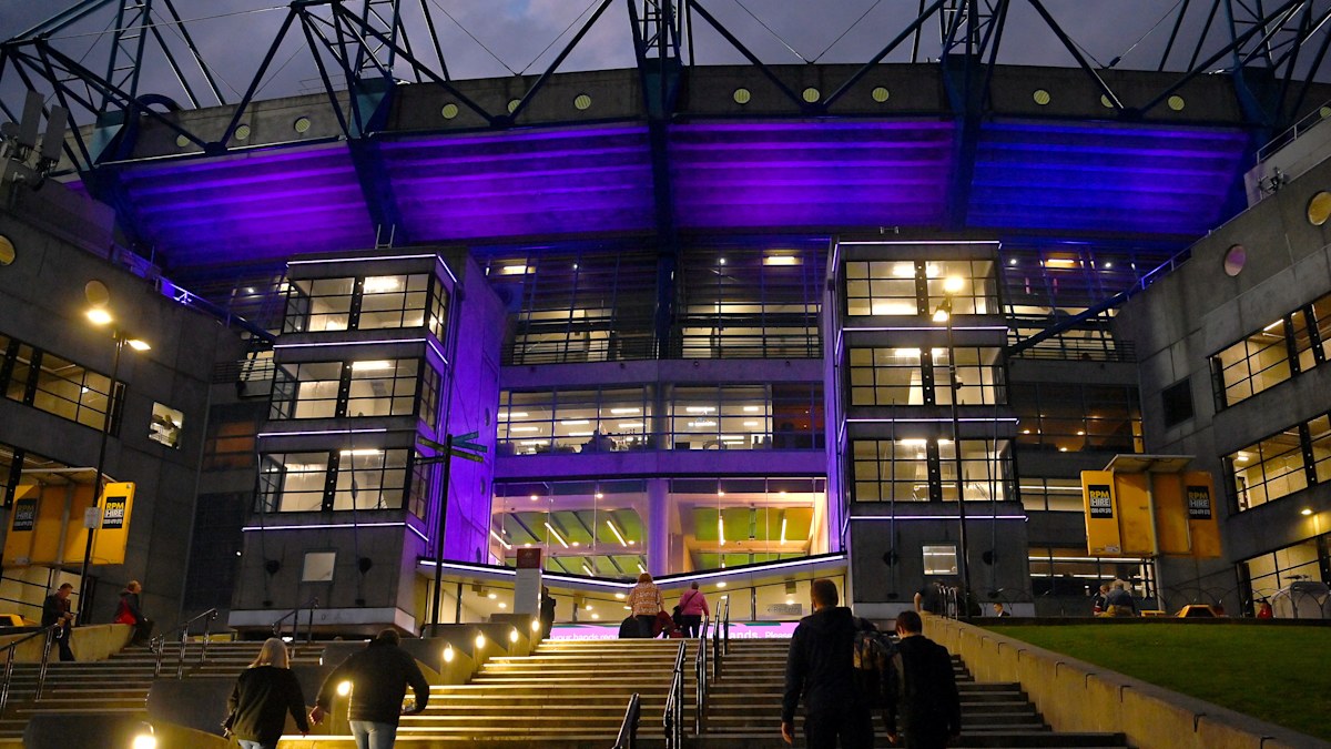 Queen Elizabeth II death: Landmarks across Australia glow in purple to ...