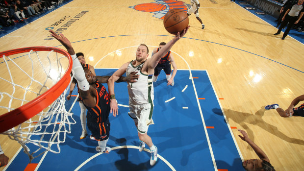 NEW YORK, NY - JANUARY 9: Joe Ingles #7 of the Milwaukee Bucks drives to the basket during the game against the New York Knicks on January 9, 2023 at Madison Square Garden in New York City, New York.  NOTE TO USER: User expressly acknowledges and agrees that, by downloading and or using this photograph, User is consenting to the terms and conditions of the Getty Images License Agreement. Mandatory Copyright Notice: Copyright 2023 NBAE  (Photo by Nathaniel S. Butler/NBAE via Getty Images)
