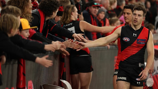 Bombers kaptanı Zach Merrett taraftarlarıyla.