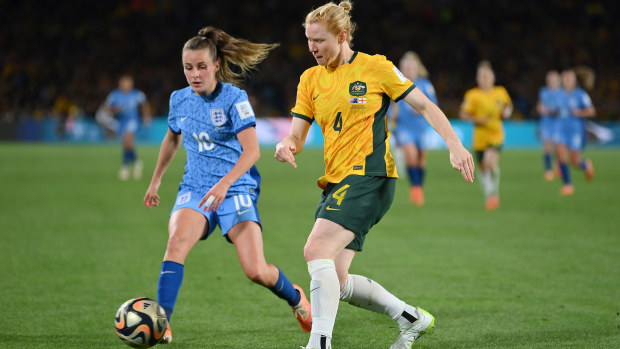 Clare Polkinghorne of Australia battles for the ball against Ella Toone of England. 