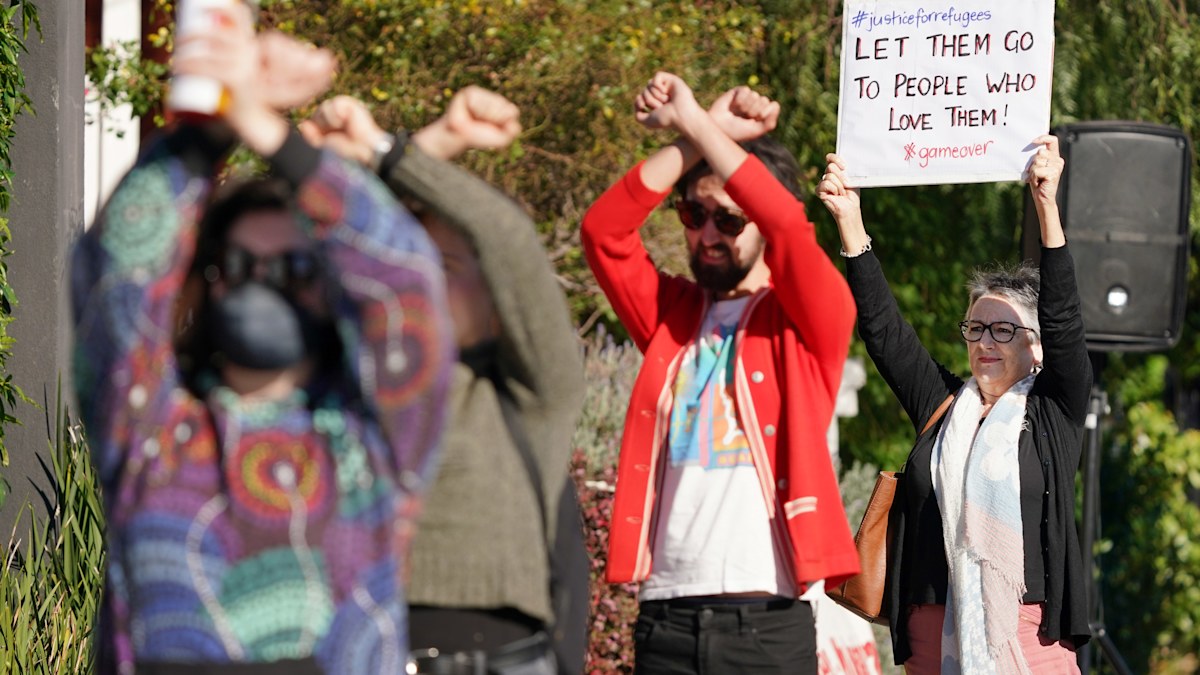 Victorian protesters try to outsmart police in order to avoid fines ...