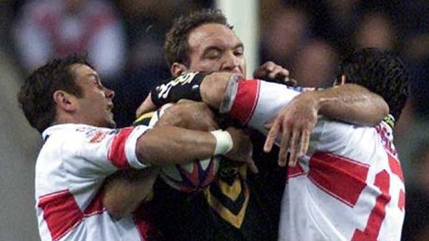 Gorden Tallis, Avustralya, Andrew Farrell ve Tony Smith, İngiltere tarafından durduruluyor.
