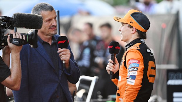 Oscar Piastri Guenther Steiner ile Parc Ferme'de röportaj yapıyor.