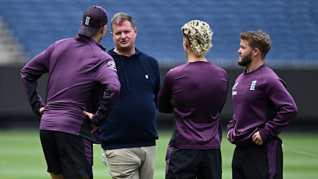 El director de Cricket de Inglaterra, Rob Key, habla con Brayden Garse, Jacob Bethell y Ben Duckett.