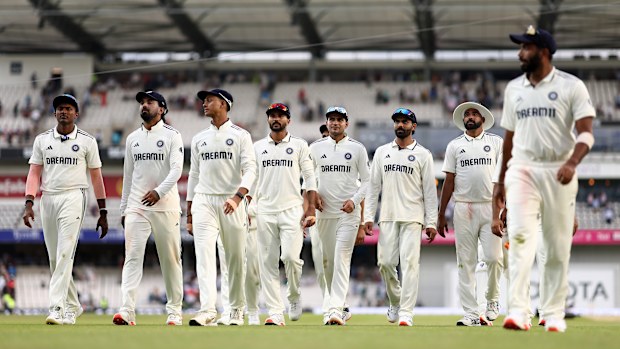 Hindistan, Headingley'de gün sonunda stadyumdan ayrılıyor.