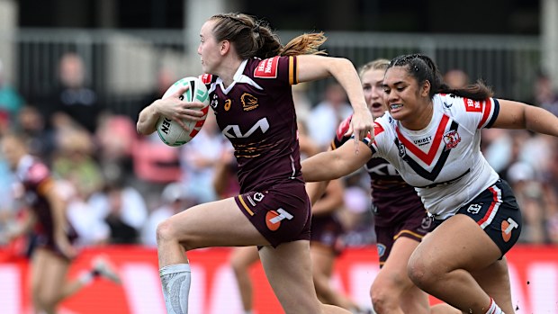 Broncos yıldızı Tamika Upton, Roosters'a karşı oynanan maçta savunmayı geçiyor.