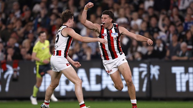 Rowan Marshall, di St Kilda, celebra un goal durante la vittoria del 24 ° round su Carlton Blues al Marvel Stadium.