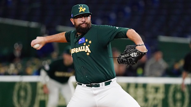 El lanzador australiano Todd van Steensel lanza la parte baja de la quinta entrada durante el partido de la Súper Ronda Premier 12 de la WBSC entre México y Australia.