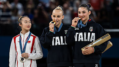 Silver medalist Zhou Yaqin's adorable medal bite