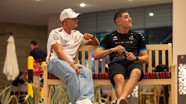 Mick Schumacher e Jack Doohan chiacchierano nel paddock.