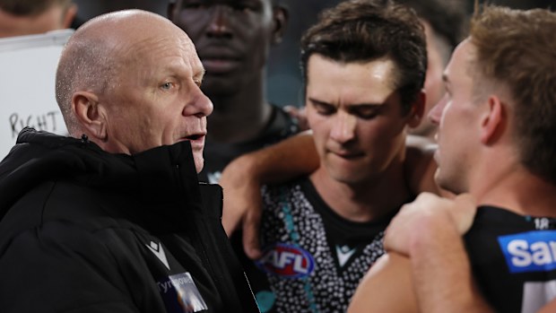 Ken Hinkley addressing his players.