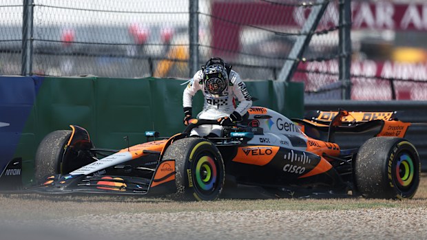 Avustralyalı Oscar Piastri, ABD Grand Prix'sinin başlangıcında kaza yaptıktan sonra McLaren'inden çıkıyor.