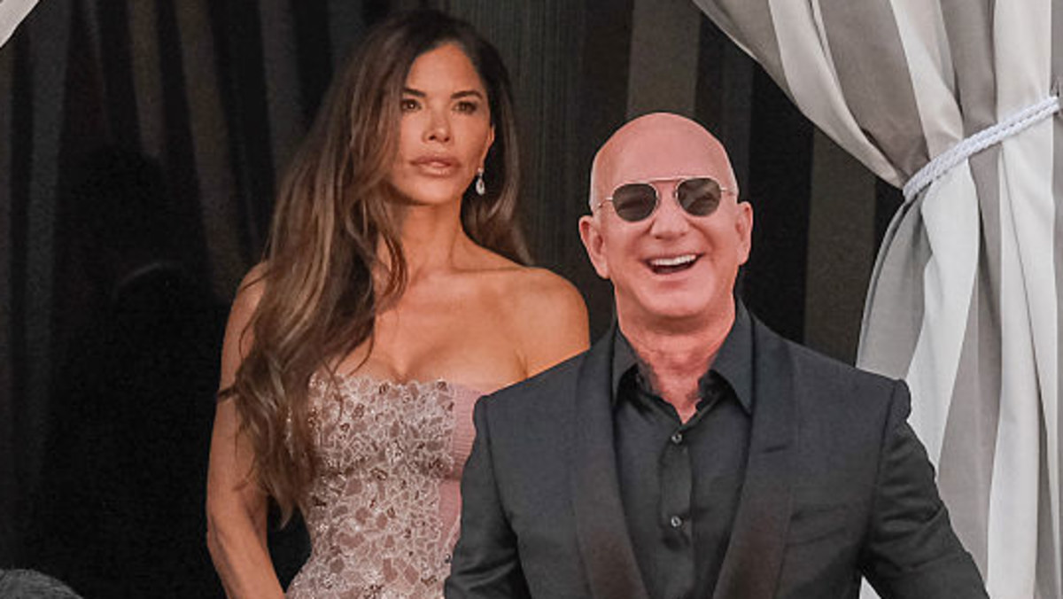 Jeff Bezos and Lauren Sanchez wedding: Massive crowds greet guests at ...