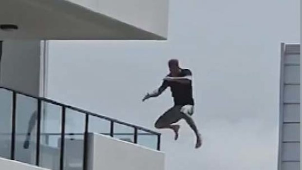Man flees police by jumping off Gold Coast balcony into swimming pool 