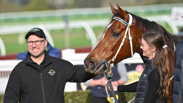 O treinador Luke Oliver posa após Justdoit vencer a Corrida 5, os Tobin Brothers Celebrating Lives - Betting Odds durante Melbourne Racing no Sandown Lakeside Racecourse em 17 de julho de 2024 em Melbourne, Austrália. (Foto de Vince Caligiuri/Getty Images)