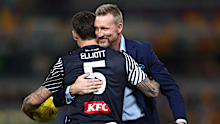 Nathan Buckley embraces Jamie Elliott during the 2025 season.