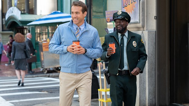 Ryan Reynolds as Guy and Lil Rel Howery as Buddy in 20th Century Studios FREE GUY. 
