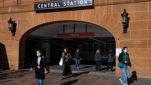 Commuters leaving Central station wearing masks in Sydney 
