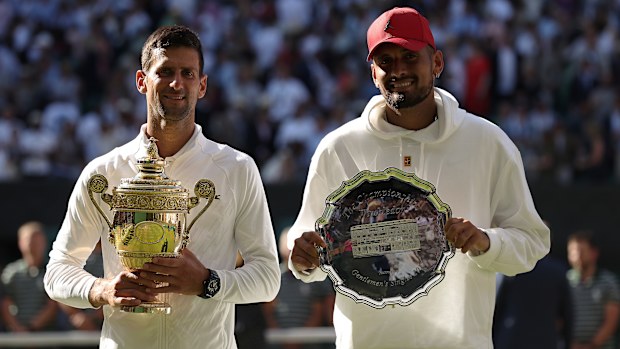 Novak Djokovic y Nick Kyrgios posan con sus trofeos tras la final de Wimbledon 2022.