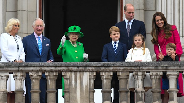 (L-R) Camilla, Duchess of Cambridge, Prince Charles, Prince of Wales, Queen Elizabeth II, Prince George of Cambridge, Prince William, Duke of Cambridge Princess Charlotte of Cambridge, Prince Louis of Cambridge and Catherine, Duchess of Cambridge stand on the balcony during the Platinum Pageant on June 05, 2022 in London, England. 