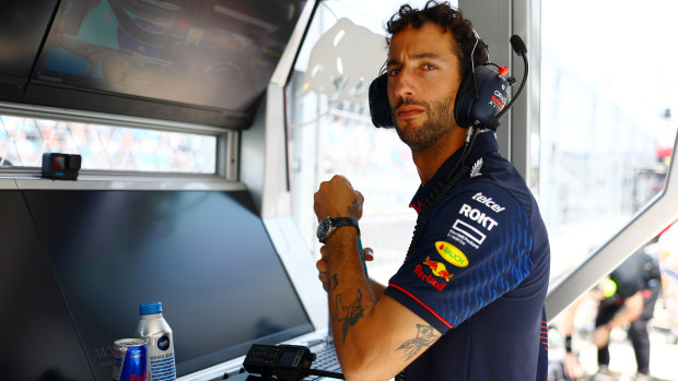  Daniel Ricciardo of Australia and Oracle Red Bull Racing looks on from the pitwall during practice ahead of the F1 Grand Prix of Miami at Miami International Autodrome on May 05, 2023 in Miami, Florida. (Photo by Mark Thompson/Getty Images)