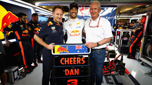 Daniel Ricciardo of Australia and Red Bull Racing poses for a photo with Red Bull Racing Team Principal Christian Horner and Red Bull Racing Team Consultant Dr Helmut Marko ahead of his final race for the Red Bull Racing team before the Abu Dhabi Formula One Grand Prix at Yas Marina Circuit on November 25, 2018 in Abu Dhabi, United Arab Emirates. (Photo by Mark Thompson/Getty Images)