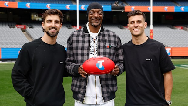 A AFL Telstra Grand Final Entertainment Media em McG pose com Snop Doug Josh Dikos (à esquerda) e Nick Daikos, da Magpies.