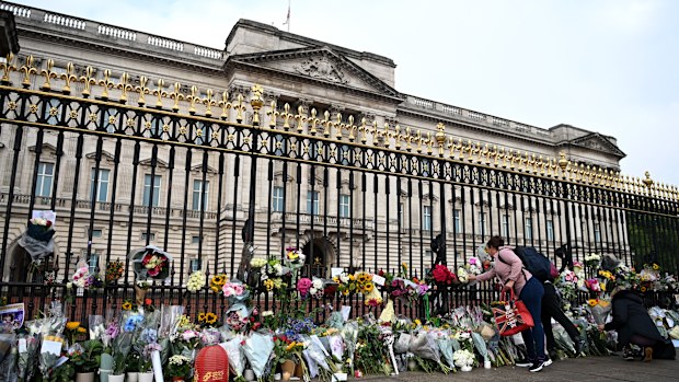 The world mourns the Queen as the UK wakes up to a new era and a new monarch. Here's what we can expect to happen tonight.